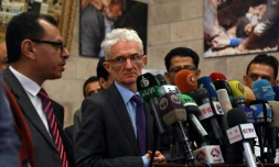 Le secrétaire général adjoint de l'ONU pour les affaires humanitaires Mark Lowcock s'adressant à la presse dans la capitale yéménite Sanaa le 29 novembre 2018