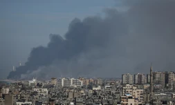 De la fumée du cÎté israélien de la frontiÚre avec Gaza aprÚs des tirs de roquettes depuis la bande de Gaza vers Israël, le 7 octobre 2023
