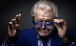 Michou lors d'une séance photo à Paris, le 13 juin 2016