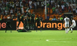 Les Nigérians encaissent un coup franc de l'Algérien Riyad Mahrez à l'ultime minute en demi-finale de la CAN, le 14 juillet 2019 au Caire