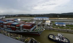Le cargo Cosco Houston effectue un test sur le canal de Panama, le 23 juin 2016
