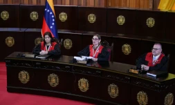 La présidente de la Cour suprême du Venezuela (Tribunal suprême de Justice, TSJ), Caryslia Rodriguez (c), valide la réélection du président Nicolas Maduro, le 22 août 2024 à Caracas