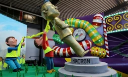 Photo prise le 26 février 2019 pendant le carnaval de Cologne, en Allemagne, montrant une statue à l'effigie du président français Emmanuel Macron déboulonnée par des "gilets jaunes".