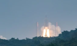 Une fusée Ariane 5 décolle du centre spatial aérien de Kourou le 12 décembre 2017, en Guyane française