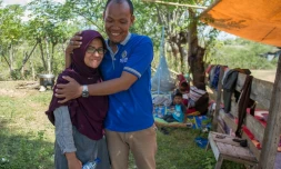 Azwan et Dewi Prasasti devant leur famille à Palu en Indonésie, le 1er octobre 2018