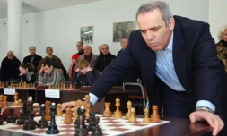 La légende des échecs russe Garry Kasparov joue plusieurs parties en simultané, le 16 février 2016 à Tbilisi