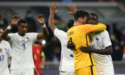 La joie des Bleus autour de leur capitaine Hugo Lloris à l'issue de leur victoire contre l'Espagne à Milan, le 10 octobre 2021 