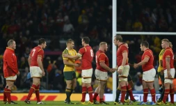 Les Australiens, victorieux, serrent la main des Gallois Ă la fin de leur match du Mondial de rugby, le 10 octobre 2015 Ă Twickhenham