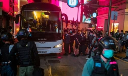 Des policiers arrĂȘtent des manifestants contre la loi sur la sĂ©curitĂ© imposĂ©e par la Chine et les font monter dans un bus, le 1er juillet 2020 Ă Hong Kong