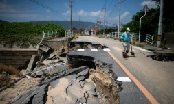 Une route effondrée sous l'effet des pluies diluviennes, le 10 juillet 2018 à Kurashiki, dans le sud du Japon.