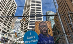 Un portrait de George Floyd accroché à la barriÚre du bùtiment qui abrite le procÚs du policier Derek Chauvin, à Minneapolis le 29 mars 2021