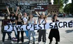 Des défenseuses du droit à l'avortement à Paris, le 24 juin 2022, après la décision des Etats-Unis de revenir sur le droit constitutionnel à l'IVG