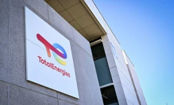 Logo de TotalEnergies à la raffinerie de Gronfreville-l'Orcher, près du Havre, dans l'ouest de la France, le 23 avril 2026