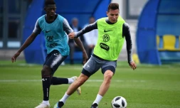 Les attaquants de l'équipe de France Ousmane Dembélé (à g.) et Florian Thauvin s'entraînent à Istra le 12 juin 2018, avant le démarrage de la Coupe du monde en Russie  