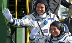 Jack Fischer (g) et Fiodor Iourtchikhine embarquent dans le vaisseau Soyouz MS-04 au cosmodrome de Baïkonour, le 20 avril 2017