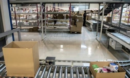 Un entrepôt de 10.000 m2 d'un site de vente en ligne "vente-privee.com" à Montagny-les-Beaune, dans le centre-est de la France le 17 avril 2015. Le site peut traiter jusqu'à 10.000 commandes par jour