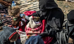 La veuve d'un jihadiste français et ses cinq enfants à  Baghouz dans l'est de la Syrie