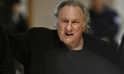 L'acteur français Gérard Depardieu quitte la salle d'audience lors d'une pause dans le cadre de son procès, au tribunal correctionnel de Paris, le 25 mars 2025