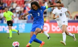 La défenseuse française Wendie Renard, pendant un match entre la France et l'Italie lors de l'Euro féminin 2022 au New York Stadium, à Rotherham, le 10 juillet 2022.