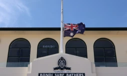 Le drapeau australien en berne près de la plage de Bondi, en Australie, le 18 décembre 2025
