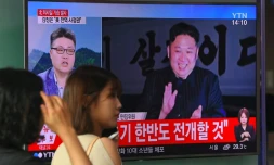Une sud-coréenne passe devant une télévision diffusant une vidéo du leader nord-coréen Kim Jong-Un, après un tir de missile balistique intercontinental, dans une station de métro de Séoul, le 29 juillet 2017