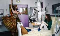 Hugo Marchand et Dorothée Gilbert dansent pour Maély, soignée à l'hôpital Necker-Enfants malades à Paris, le 11 juin 2021