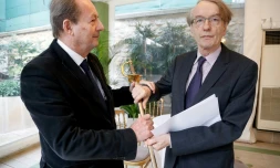 L'écrivain Patrick Grainville (D) reçoit son épée d'académicien des mains de Jean-Marie Rouart (G), membre de l'Académie française, le 18 février 2019 à Paris