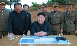 Photo non datée diffusée par l'agence officielle nord-coréenne KCNA le 15 mai 2017 du leader nord-coréen Kim Jong-Un (assis)