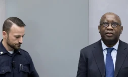 L'ancien président de Côte d'Ivoire, Laurent Gbagbo (d), à l'ouverture de son procès à la CPI, le 28 janvier 2016 à La Haye