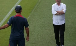 Christophe Galtier (de dos), nouvel entraîneur du PSG, s'entretient avec Luis Campos au Camp des Loges le 4 août 2022. En matière de mercato à Paris, l'essentiel du travail a déjà été effectué par le conseiller football, chargé de régénérer l'effectif des champions de France et de solder l'ère Mauricio Pochettino