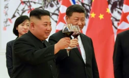 Le leader nord-coréen Kim Jong Un et le président chinois Xi Jinping (d) portent un toast, au Palais du Peuple, le 19 juin 2018 à Pékin