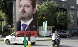 Un poster du Premier ministre libanais démissionnaire Saad Hariri accroché à un poteau dans une rue de Beyrouth, le 17 novembre 2017 