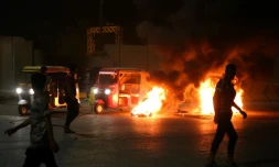 Des manifestants brûlent des pneus devant le siÚge du gouvernorat de Kerbala (Irak), le 9 mai 2021
