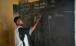 Comptage des bulletins de vote à Conakry, lors du référendum constitutionnel, le 21 septembre 2025 en Guinée
