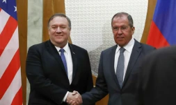 Le ministre russe des Affaires étrangÚres Sergueï Lavrov (à droite) serre la main du secrétaire d'Etat américain Mike Pompeo lors d'une rencontre à Sotchi (Russie) le 14 mai 2019.