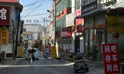 Une rue de la ville chinoise de Baoding, dans le district de Xushui à une centaine de kilomètres de Pékin, où les autorités ont ordonné  de remplacer les poêles à charbon par des systèmes électriques ou au gaz, le 7 janvier 2026