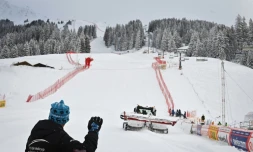 Un chasse-neige sur la piste de Lenzerheide le 16 mars 2021