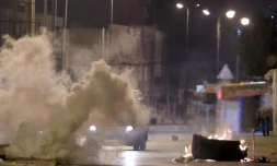 Les forces de sécurité tunisiennes recherchent des protestaires à Ettadhamen, dans la banlieue de Tunis le 10 janvier 2018