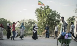 Des hommes et des femmes fuyant le Soudan arrivent en Ethiopie, dans la ville-frontiĂšre de Metema, le 4 mai 2023