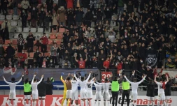Les joueurs de Nancy en communion avec leurs supporters à l'issue de leur victoire sur Rennes en Coupe de France, le 2 janvier 2022 en Lorraine