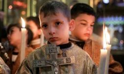 Un jeune diacre lors du service du matin de Noël à l'église orthodoxe grecque Saint-Porphyre de Gaza le 7 janvier 2025