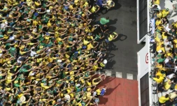 Vue aérienne montrant l'ancien président brésilien Jair Bolsonaro (2019-2022) saluant ses partisans lors d'un rassemblement à Sao Paulo, au Brésil, le 25 février 2024.
