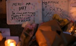 Une pancarte en hommage à l'enseignant assassiné Samuel Paty devant le collège où il travaillait à Conflans-Sainte-Honorine, le 17 octobre 2020