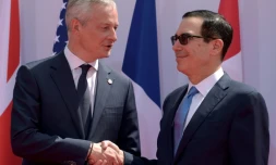 Le ministre français de l'Economie Bruno Le Maire et son homologue américain Steven Mnuchin, se retrouvent à l'occasion du G7 Finances à Chantilly, le 17 juillet 2019