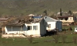 Photo fournie le 2 avril 2016 par le site internet du "ministère" de la Défense du Nagorny Karabakh montrant une maison partiellement détruite