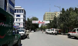 Des forces de l'ordre afghane bloquent l'accĂšs au lieu d'une explosion dans le quartier Shahr-e-Naw de Kaboul le 9 mai 2018