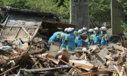 Des équipes de secouristes recherchent des survivants, le 13 juillet 2018 à Sakacho, au Japon
