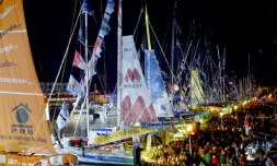 Des visiteurs venus admirer les bateaux du Vendée Globe, le 4 novembre 2016 aux Sables-d'Olonne