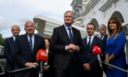 Le Premier ministre français Michel Barnier (C) s'adresse aux journalistes après avoir été accueilli par le chef du groupe parlementaire du parti Les Républicains (LR) au Sénat, à Paris, le 12 septembre 2024