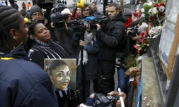 La mère de la policière Clarissa Jean-Philippe (2G) devant un mémorial dédié à sa fille à Montrouge, près de Paris, le 9 janvier 2017 